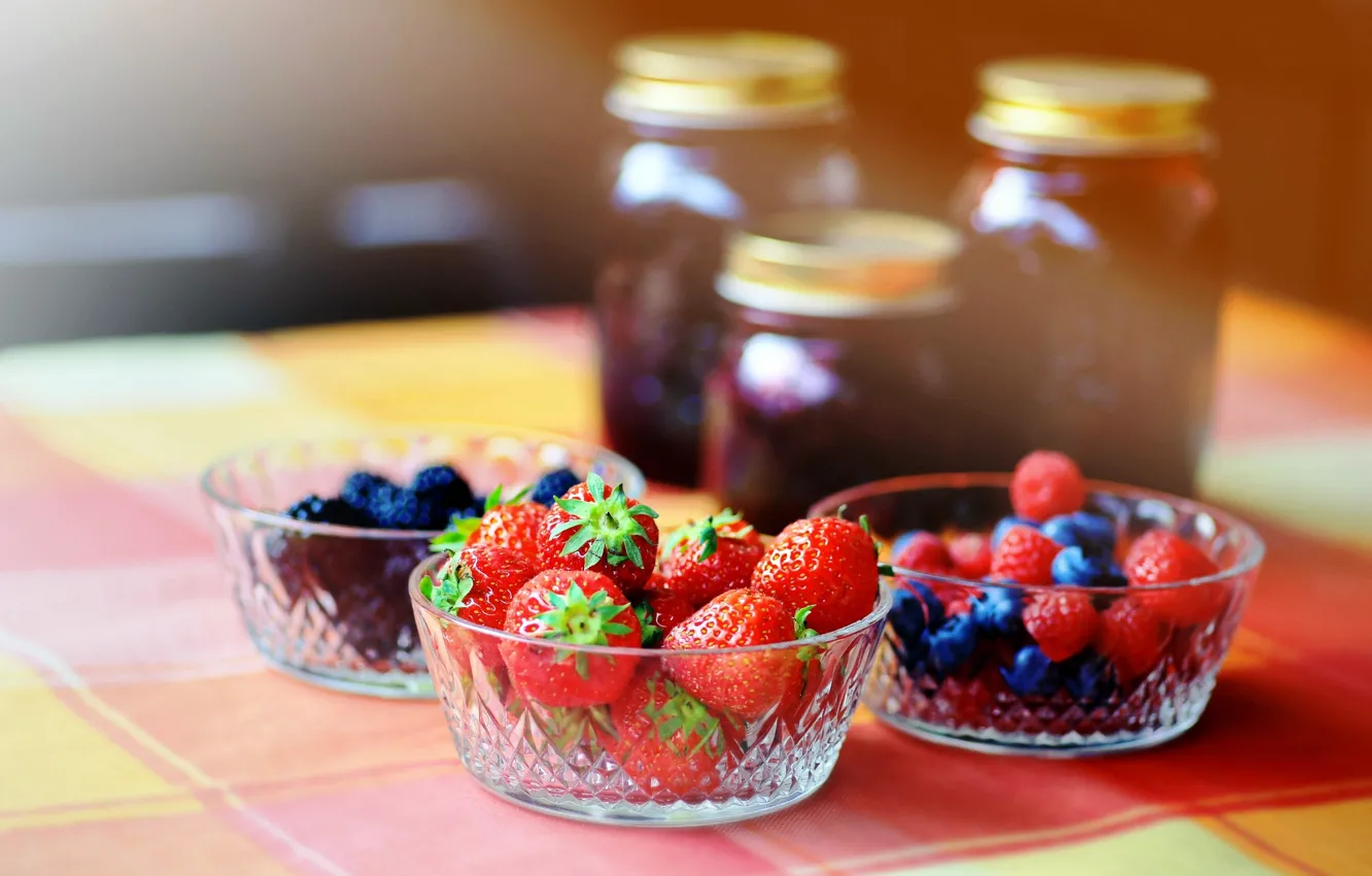 Фото обои ягоды, малина, черника, клубника, ежевика, варенье, пиалы