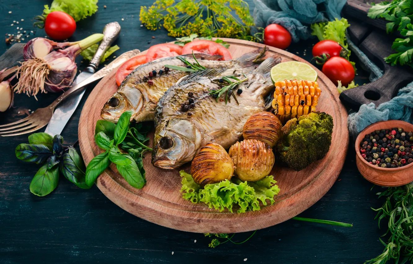 Фото обои еда, рыба, овощи, специи, картошка, разделочная доска, запеченная, базилик