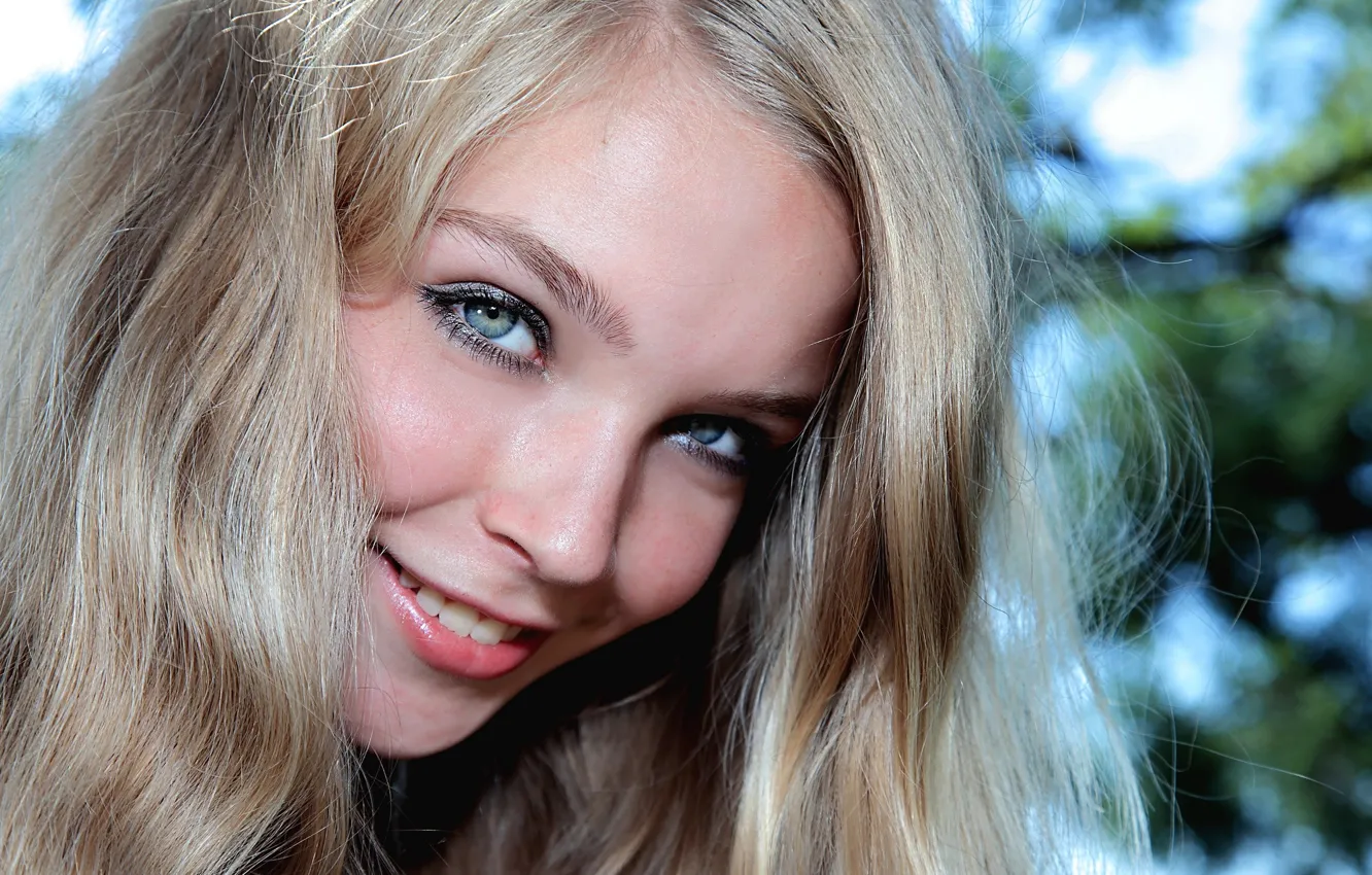 Фото обои girls, smile, tree, look, blonde, pose, Sienna, Met-Art