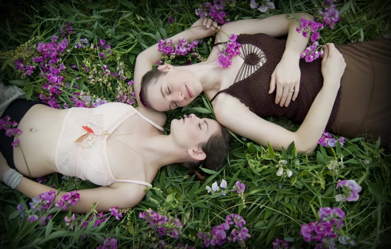 Фото обои трава, цветы, улыбка, девушки, пирсинг, кольцо, шатенки