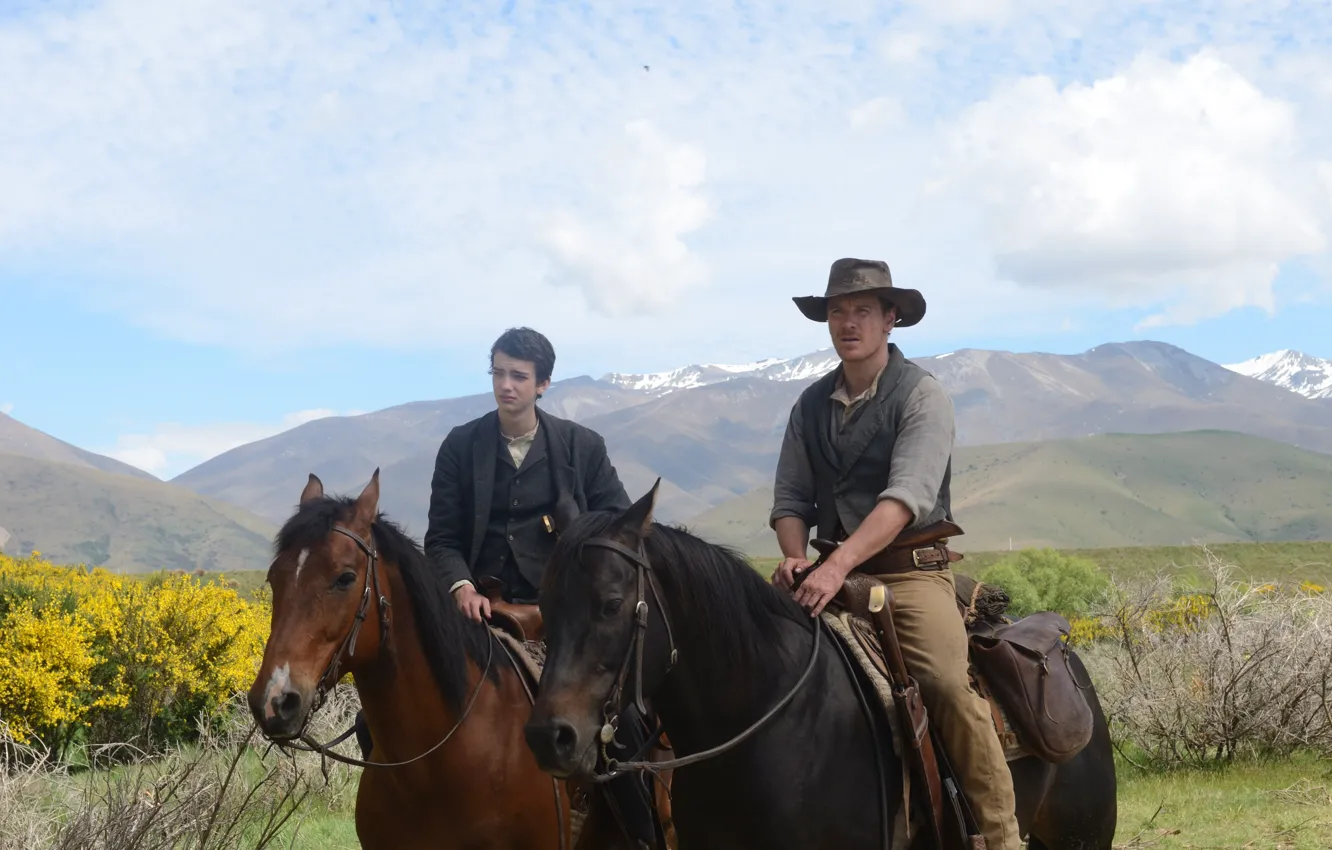 Фото обои горы, кони, шляпа, равнина, ковбой, всадники, вестерн, Michael Fassbender