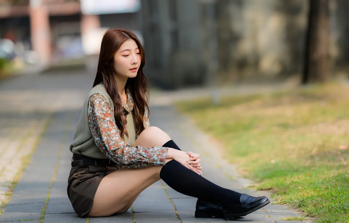 Фото обои girl, shorts, legs, bokeh, asian, sitting, brown-haired, young woman