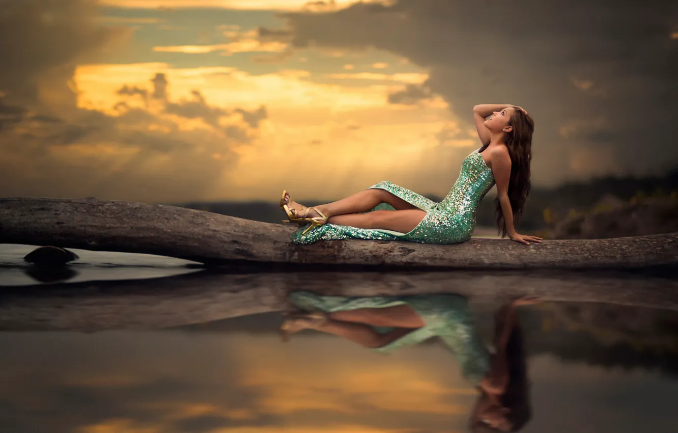 Фото обои вода, отражение, платье, ножки, Mermaid