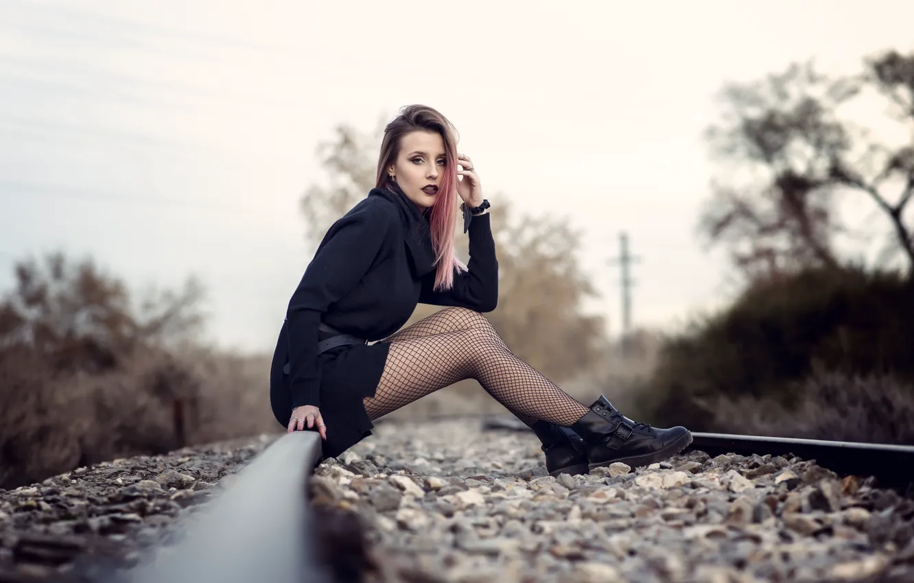 Фото обои девушка, железная дорога, Patricia