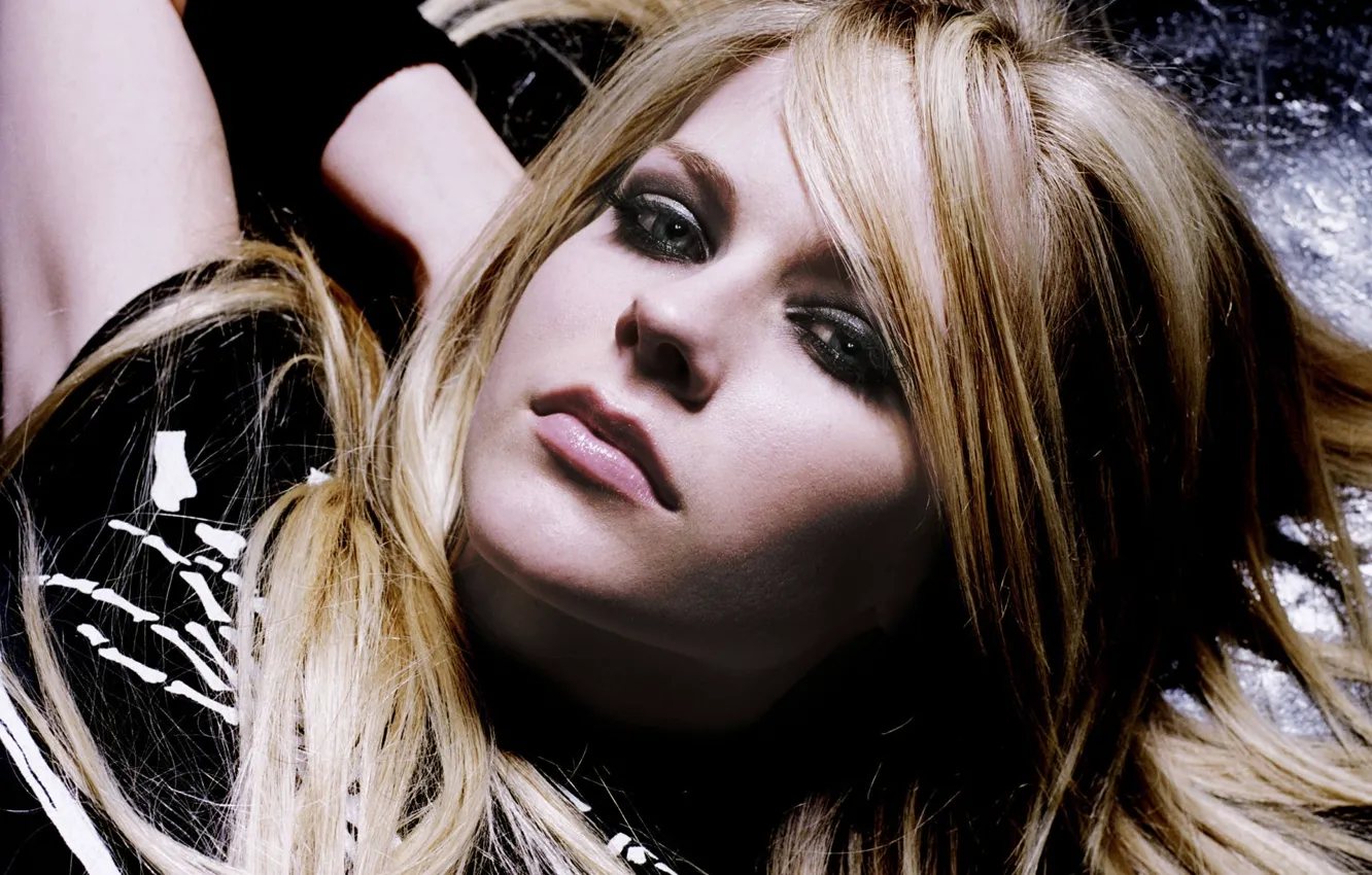 Фото обои Девушка, лежит, Avril Lavigne, Рок певица