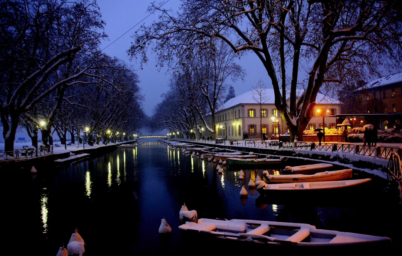 Фото обои зима, снег, город, озеро, Франция, лодки, вечер, канал