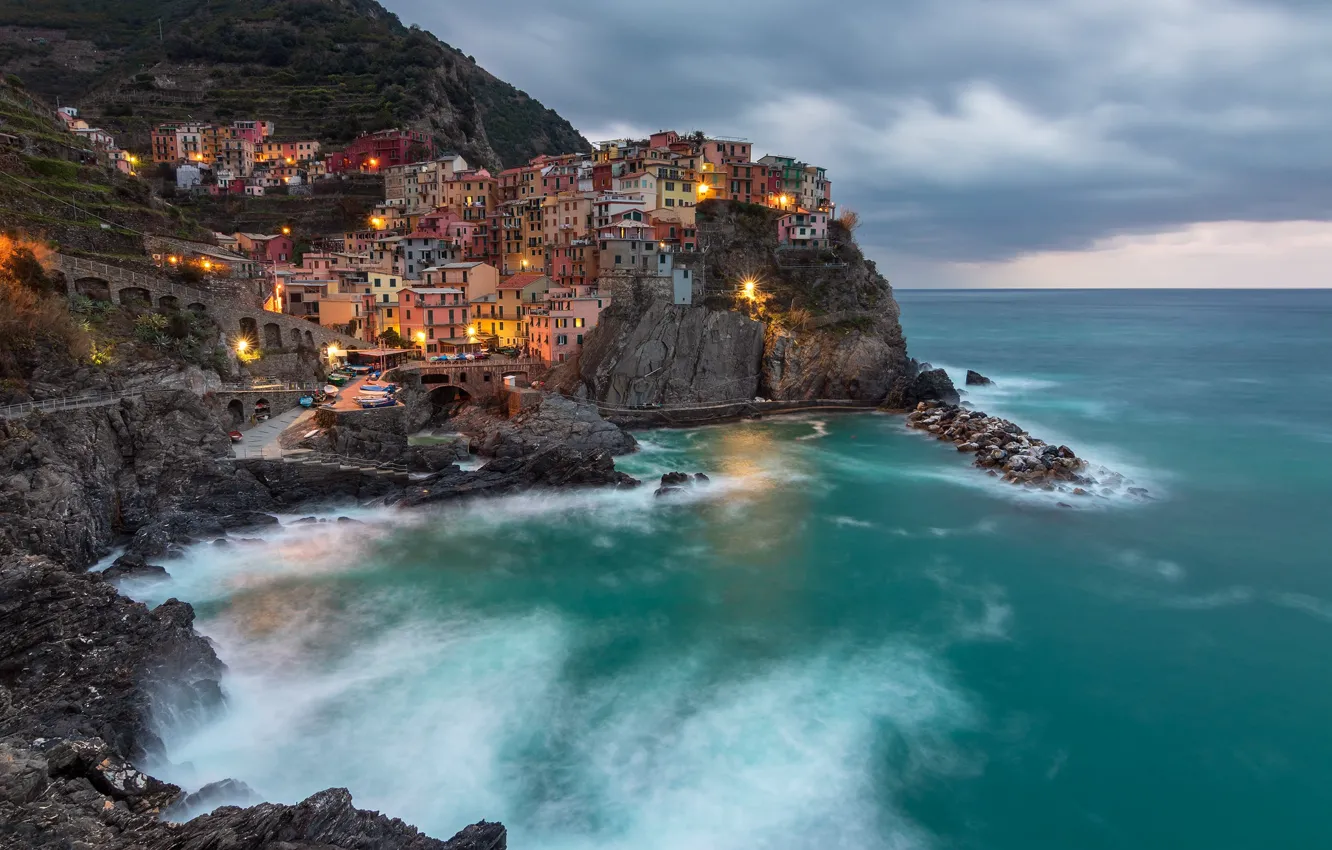 Фото обои море, облака, город, огни, скалы, берег, здания, дома