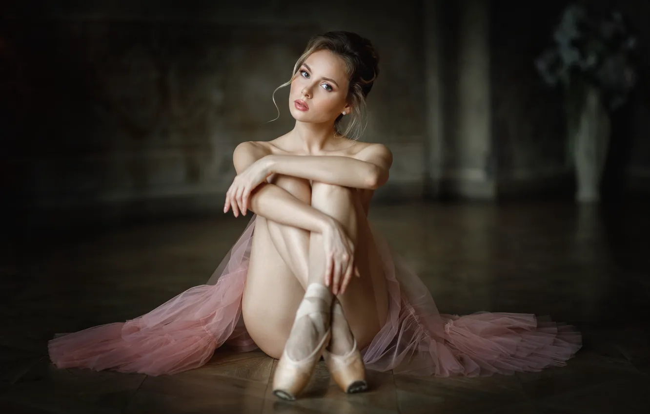 Фото обои взгляд, девушка, поза, балерина, на полу, пуанты, Катя Халперт, Ксения Сергеева