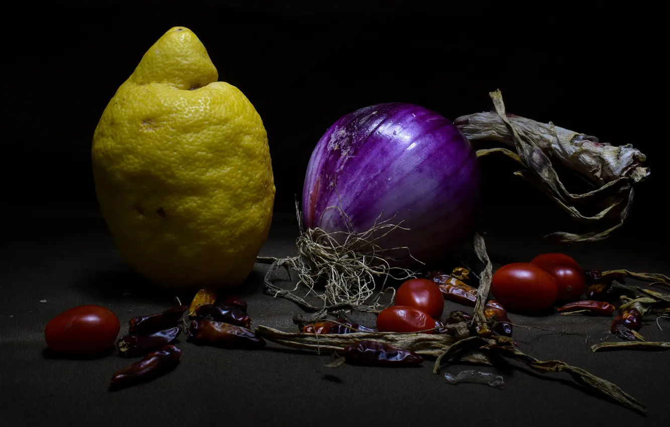 Фото обои темный фон, лимон, лук, перец, натюрморт, острый, овощи, помидоры
