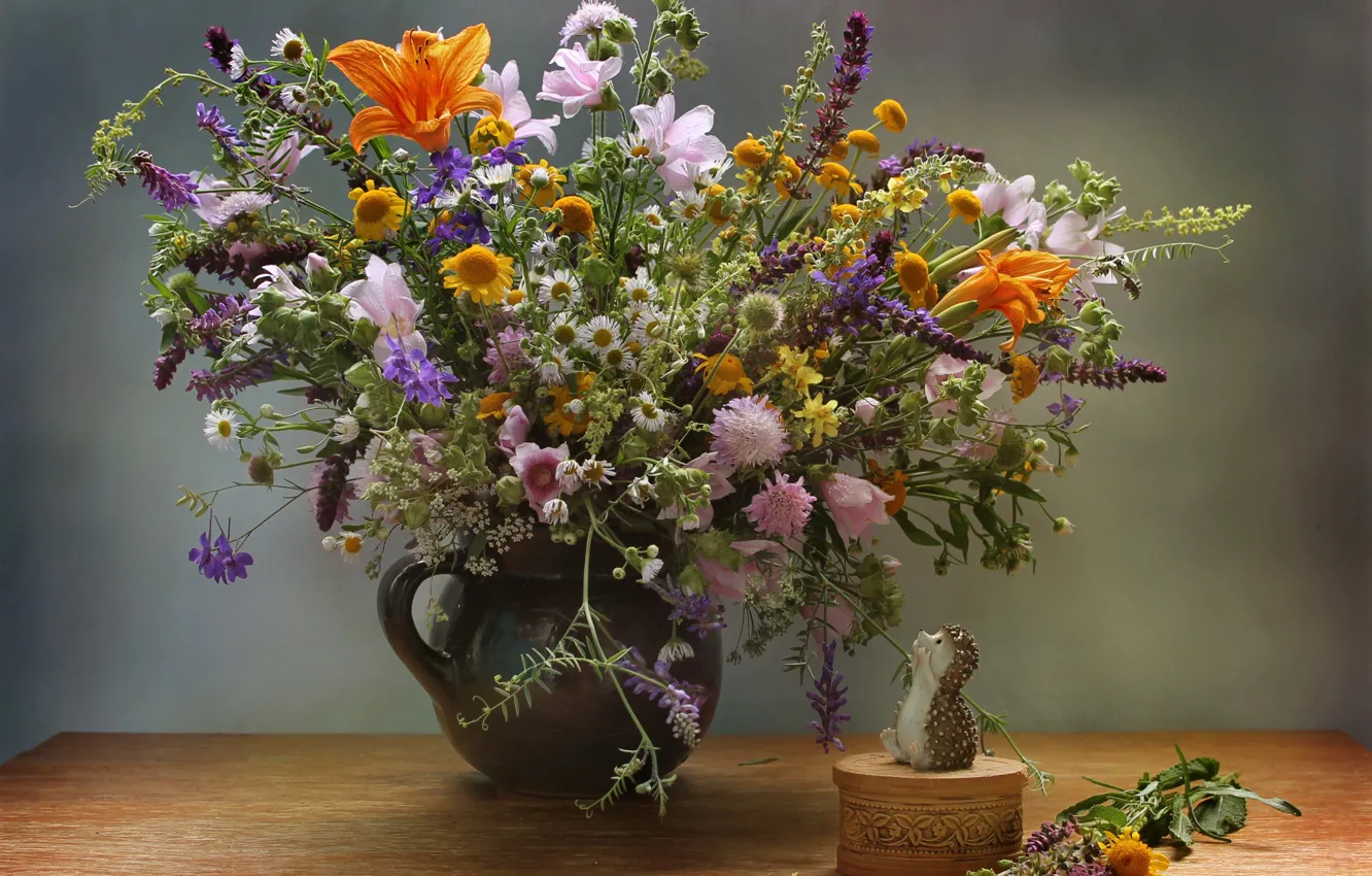 Фото обои стол, ромашки, букет, шкатулка, ваза, ёжик, полевые цветы
