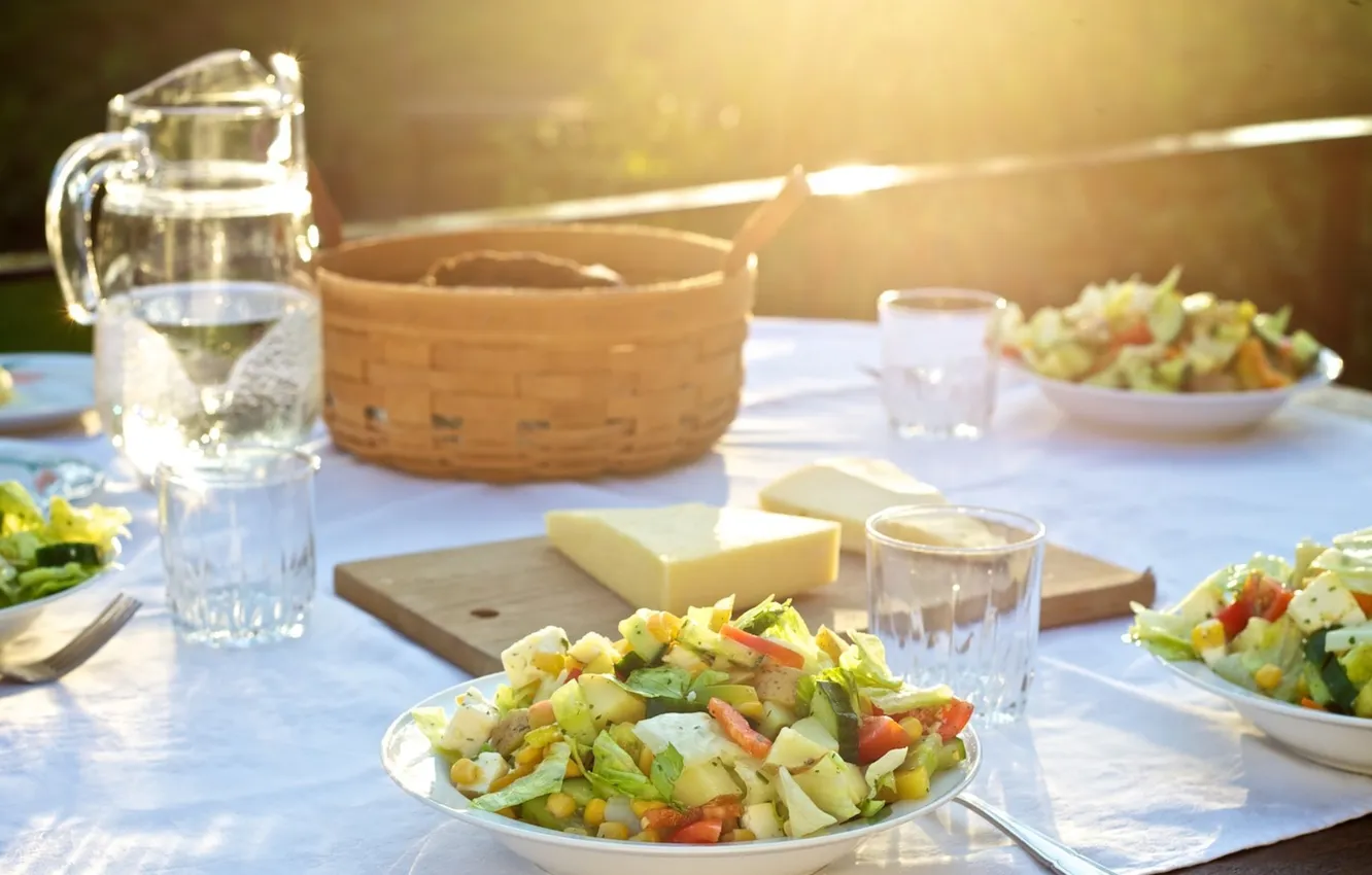Фото обои вода, стол, еда, тарелки, стаканы, скатерть, салат, блюда