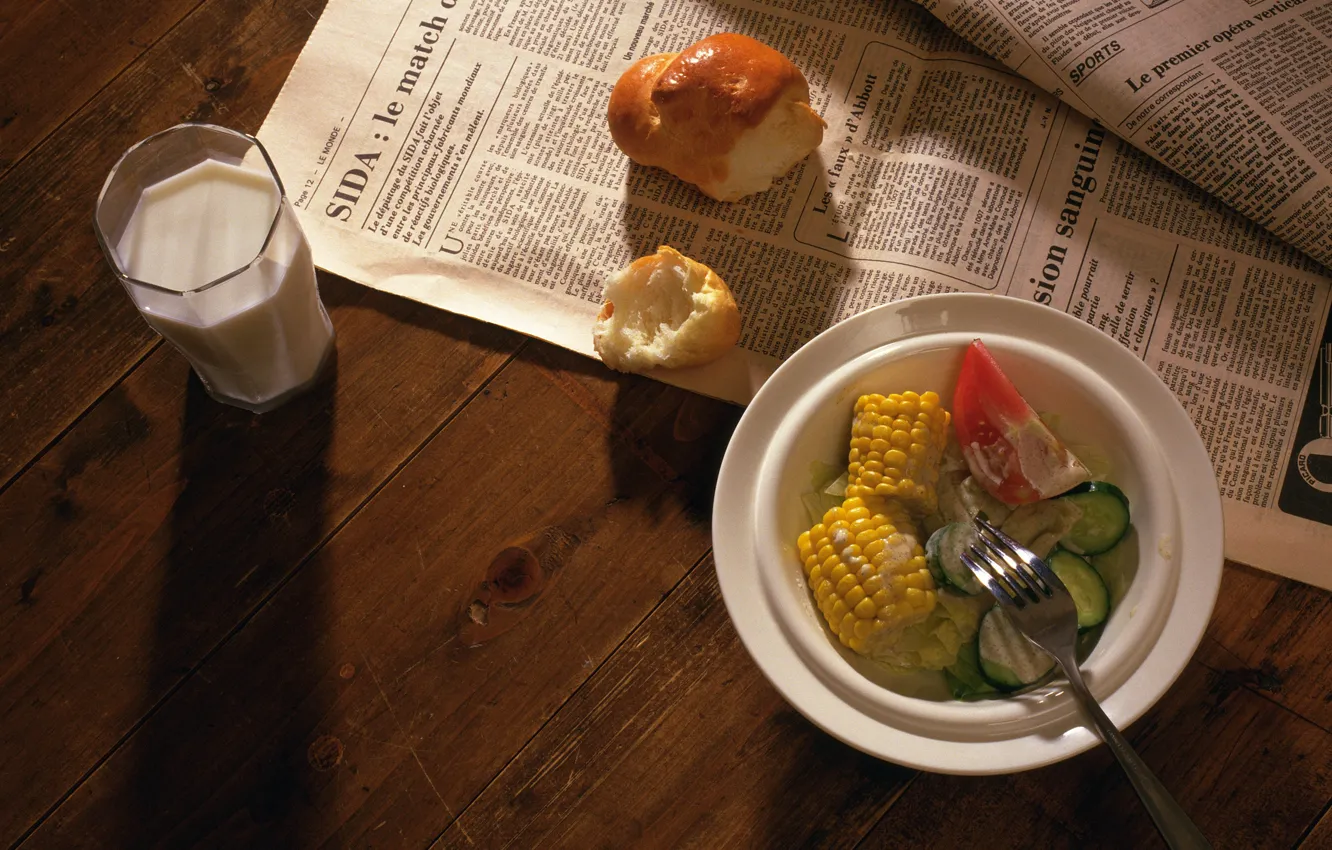 Фото обои кукуруза, помидор, огурцы, булочка, салат