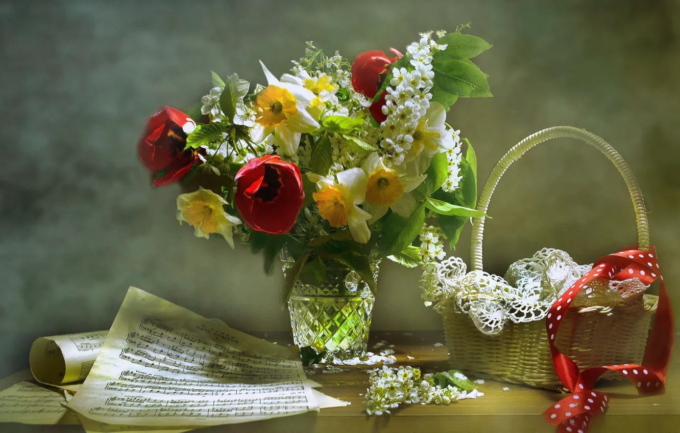 Фото обои цветы, ноты, корзина, лента, тюльпаны, ваза, натюрморт, салфетка