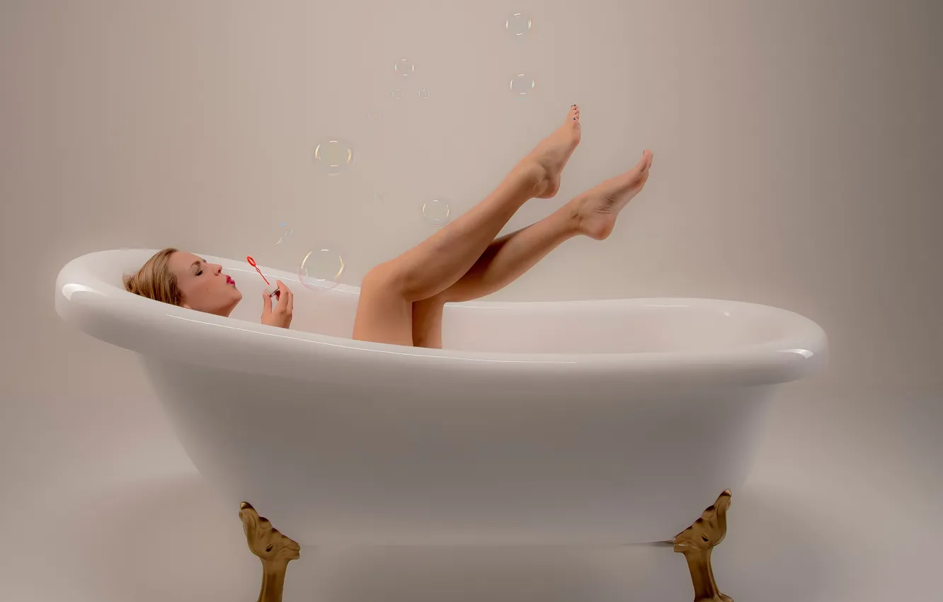Фото обои девушка, мыльные пузыри, ванна, ножки