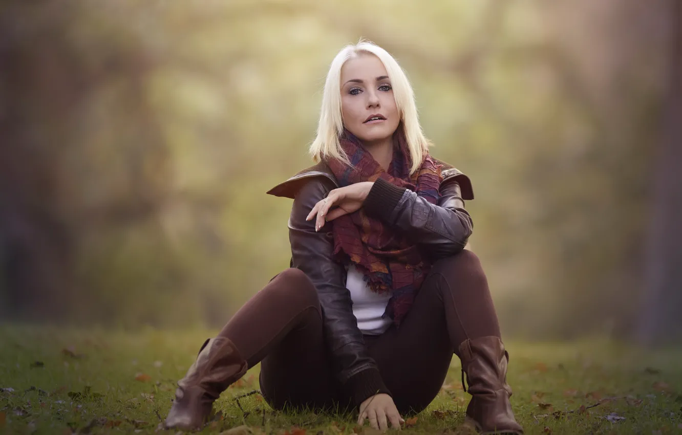 Фото обои осень, трава, взгляд, девушка, сидит