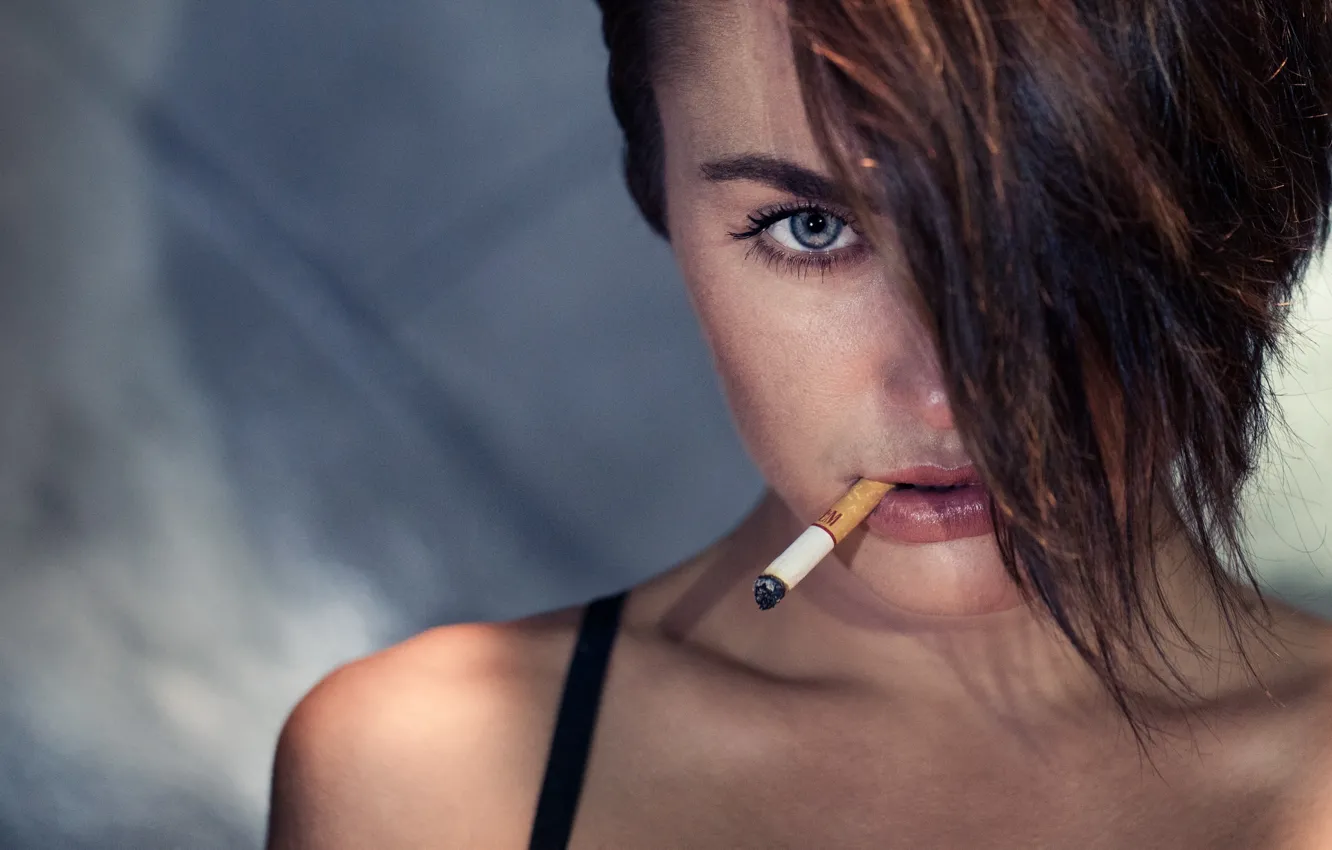 Фото обои взгляд, девушка, сигарета