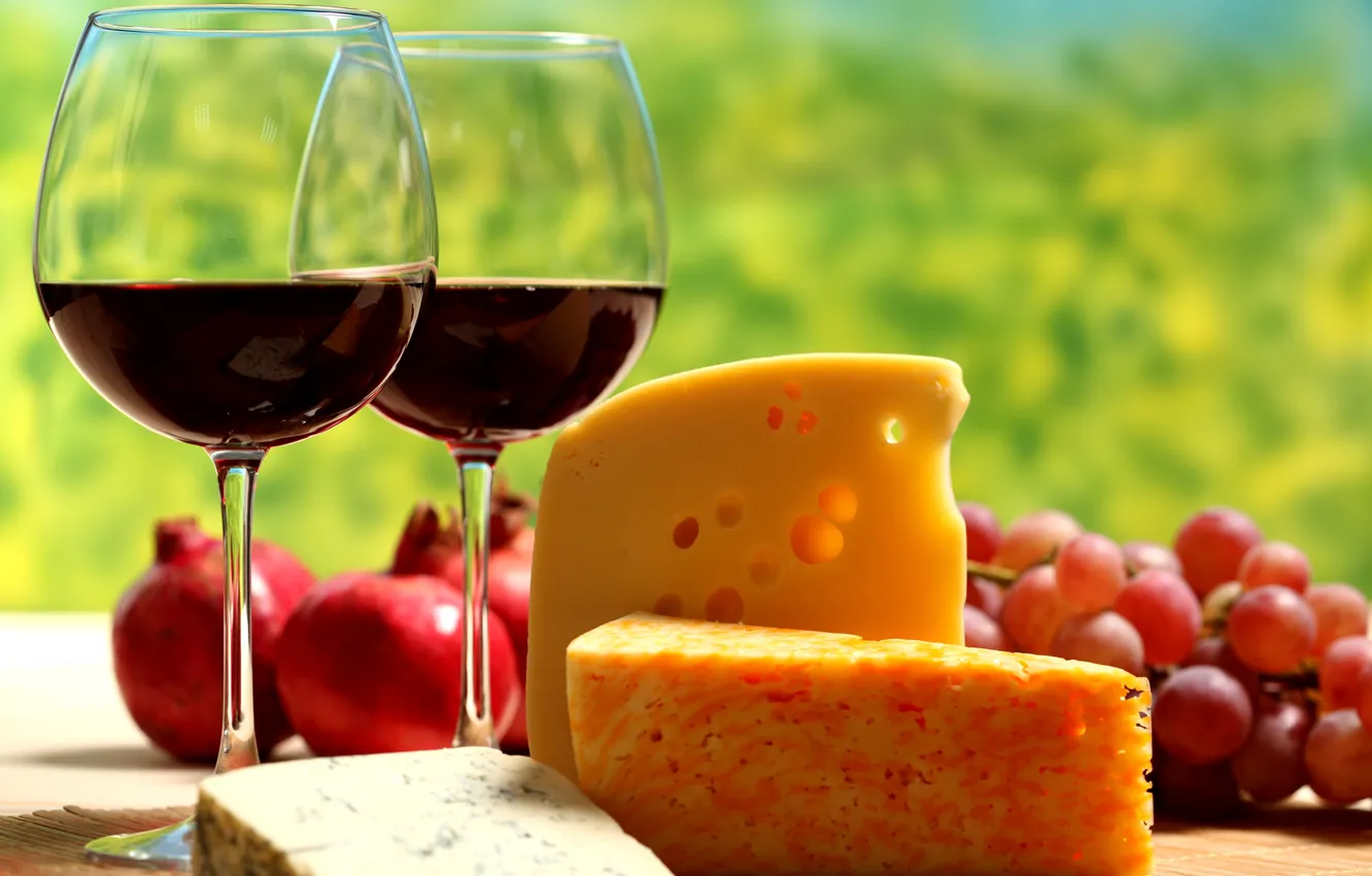 Фото обои стол, вино, красное, сыр, бокалы, виноград, гранат, ломти