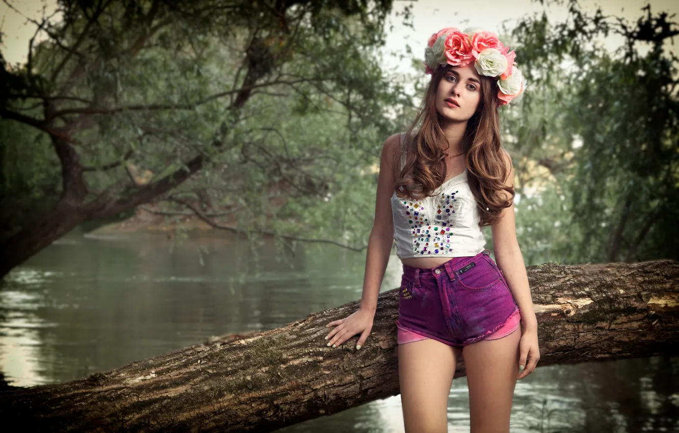 Фото обои девушка, цветы, шорты, майка
