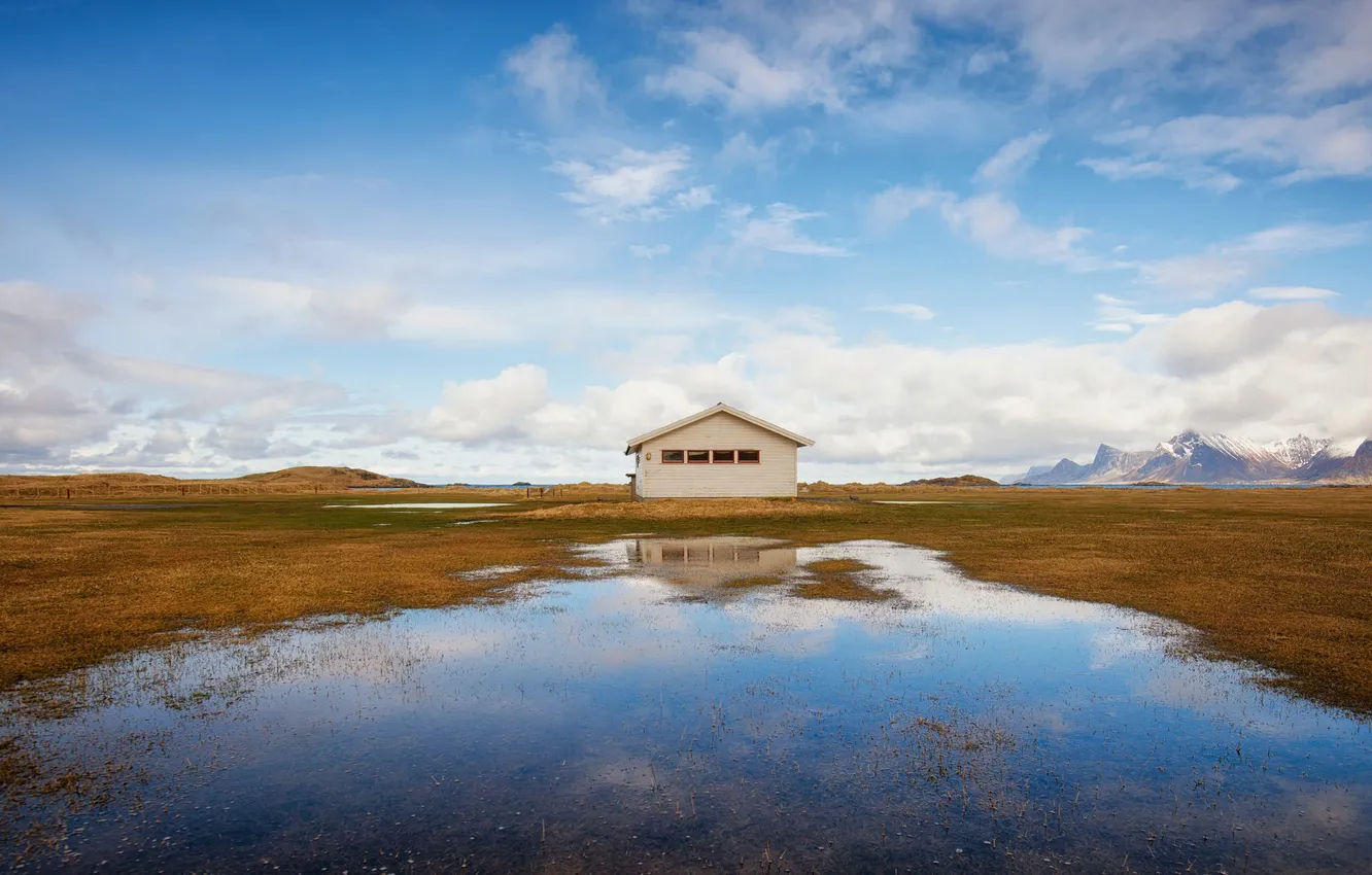 Фото обои поле, небо, облака, горы, озеро, дом, пруд, отражение