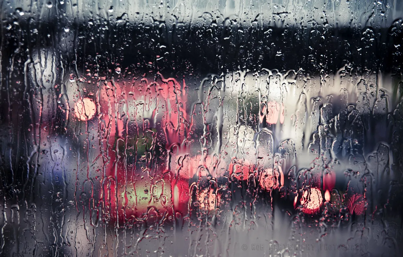 Фото обои стекло, вода, город, дождь, улица, ливень, потоки, bokeh