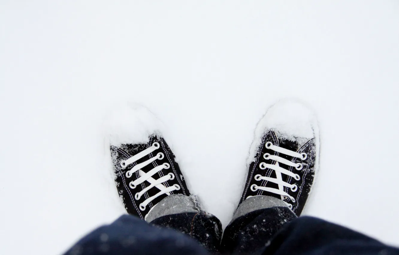Фото обои снег, обувь, кеды