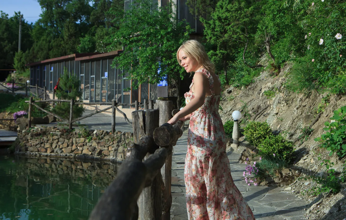 Фото обои солнце, поза, пруд, парк, модель, портрет, макияж, платье