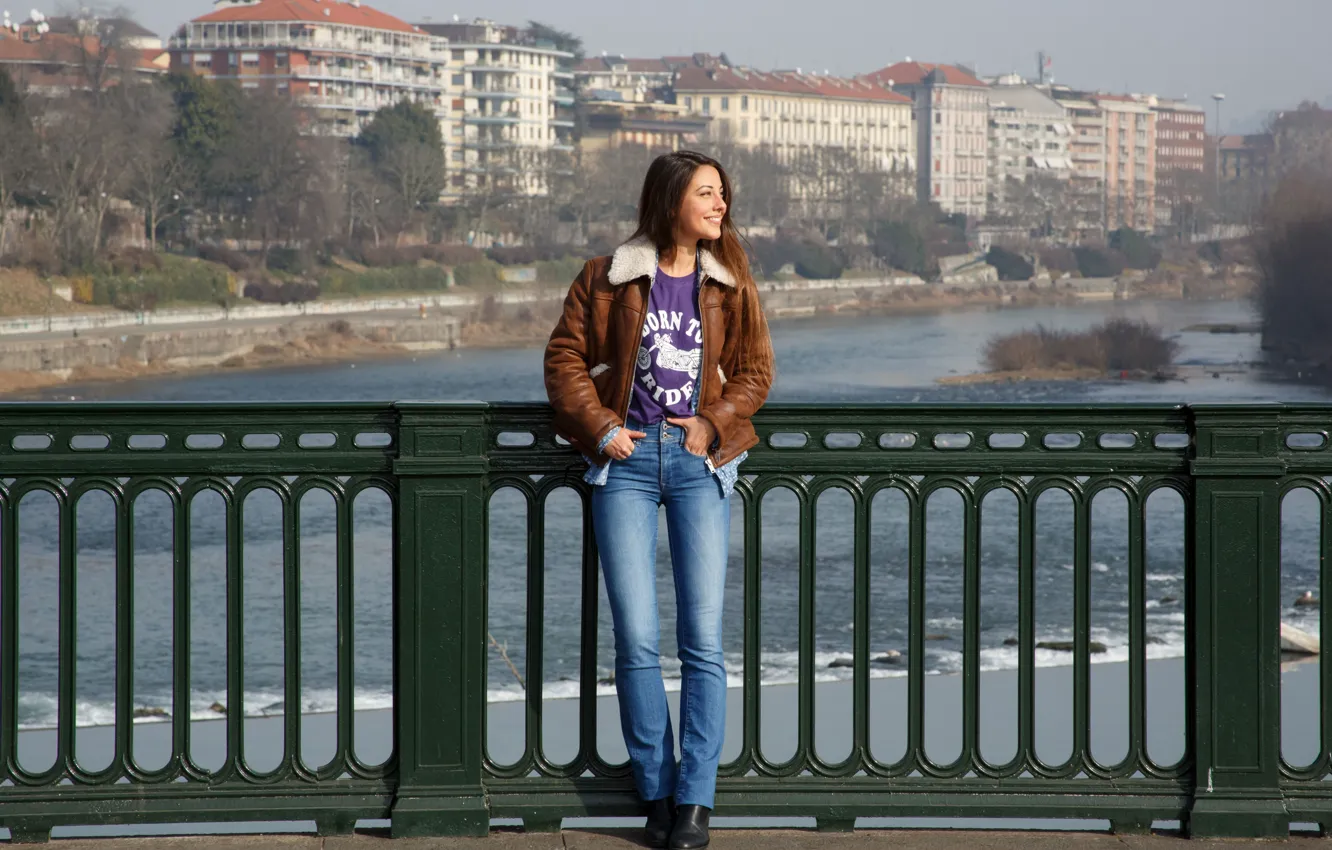 Фото обои девушка, джинсы, брюнетка, куртка, Lorena, Lorena Garcia, весёлая, на мосту