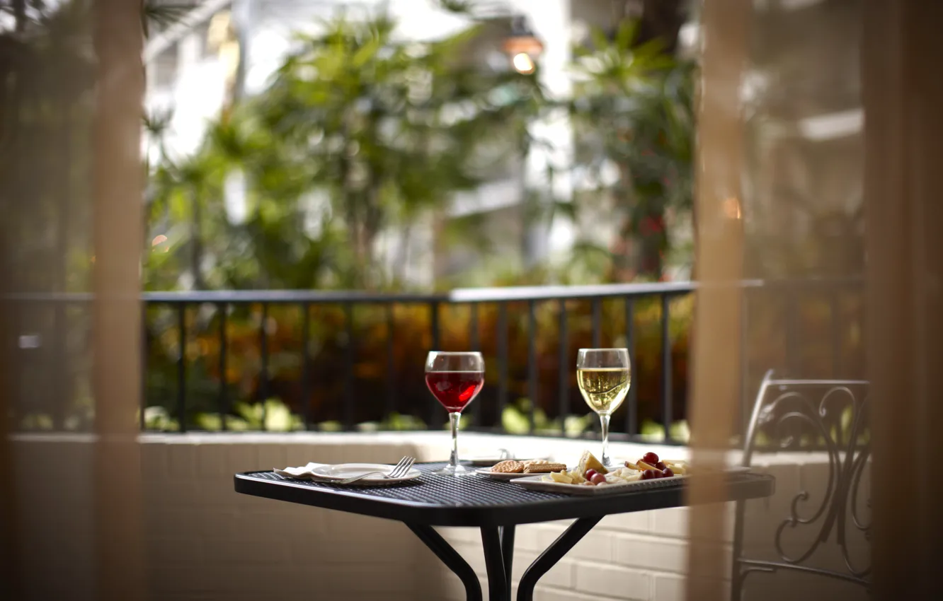 Фото обои вино, еда, бокалы, балкон, столик