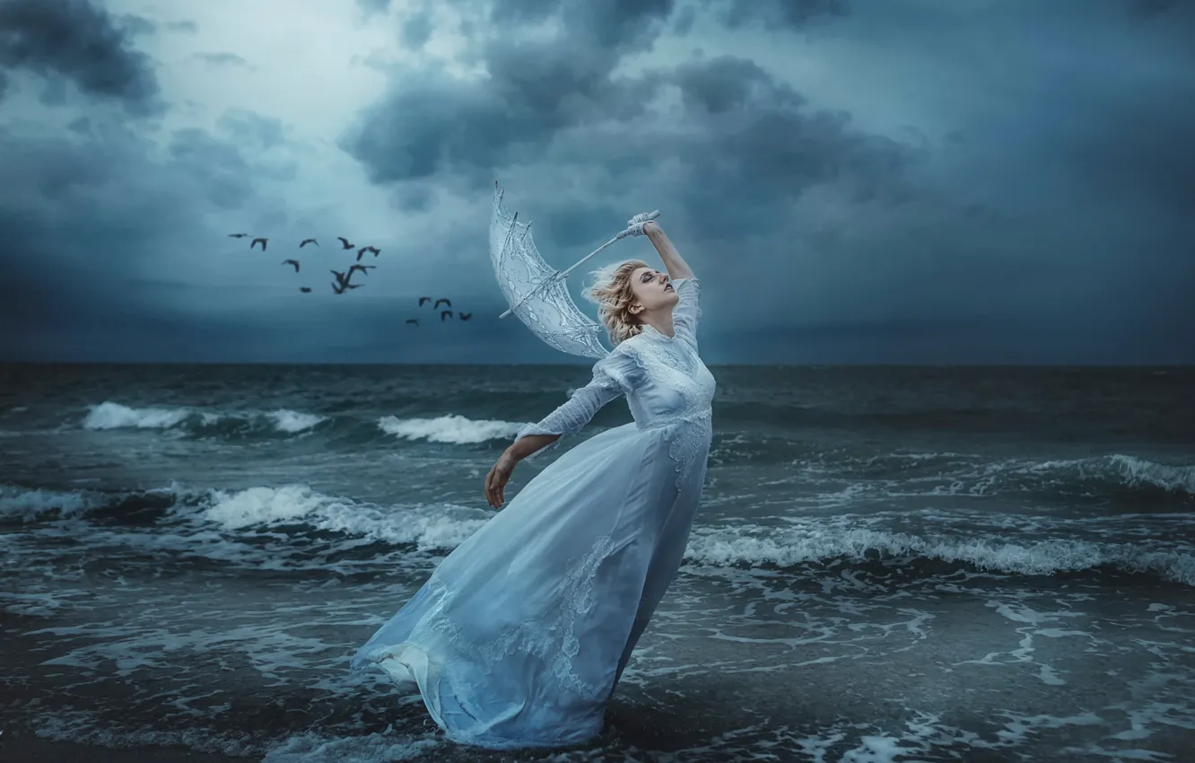 Фото обои море, девушка, птицы, шторм, ветер, берег, зонт, TJ Drysdale