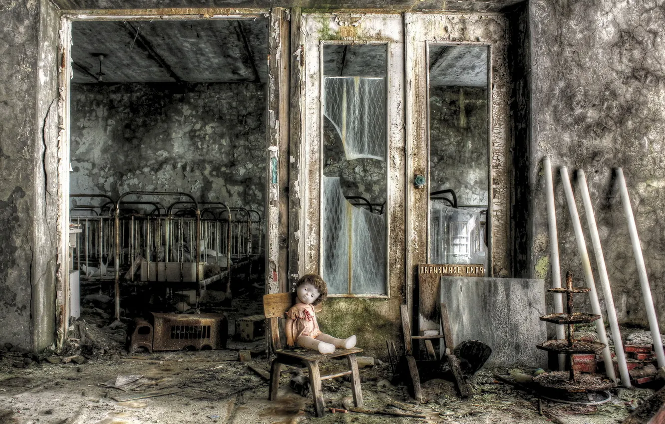 Фото обои фон, кукла, дверь, стул