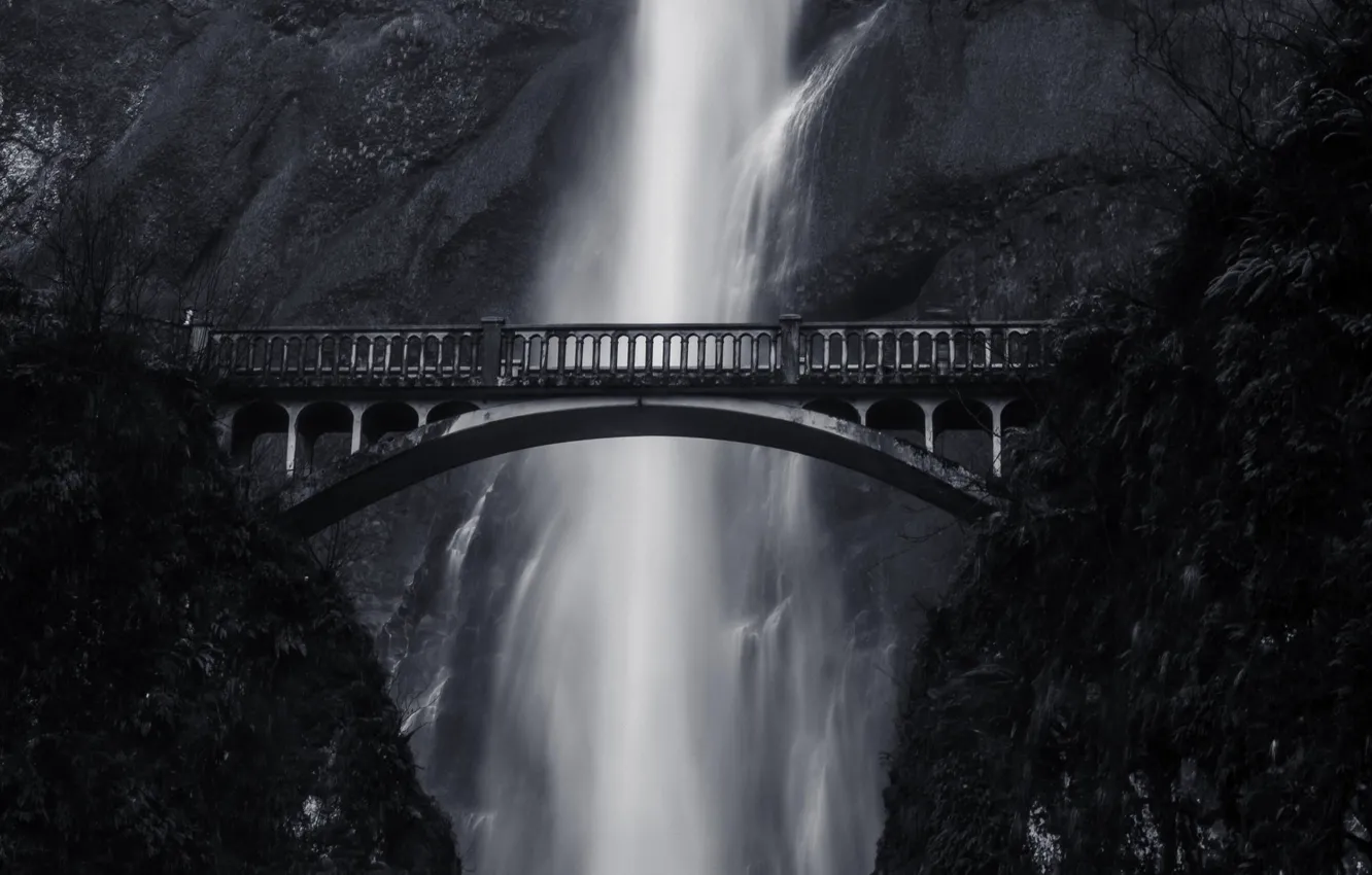Фото обои мост, высота, гора, водопад, черно-белое фото