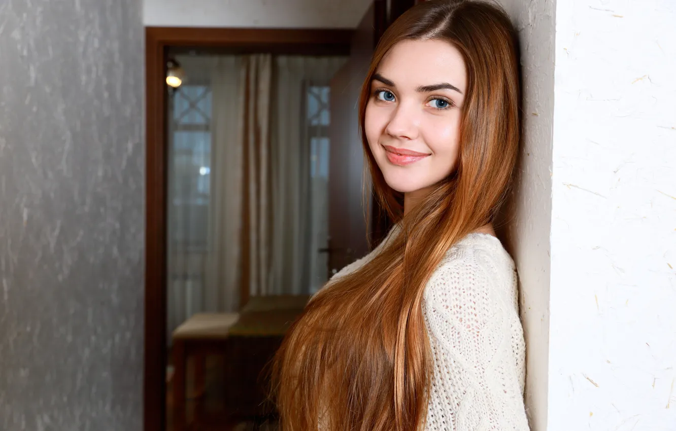 Фото обои model, smile, sweater, redhead, Georgia, Against The Wall
