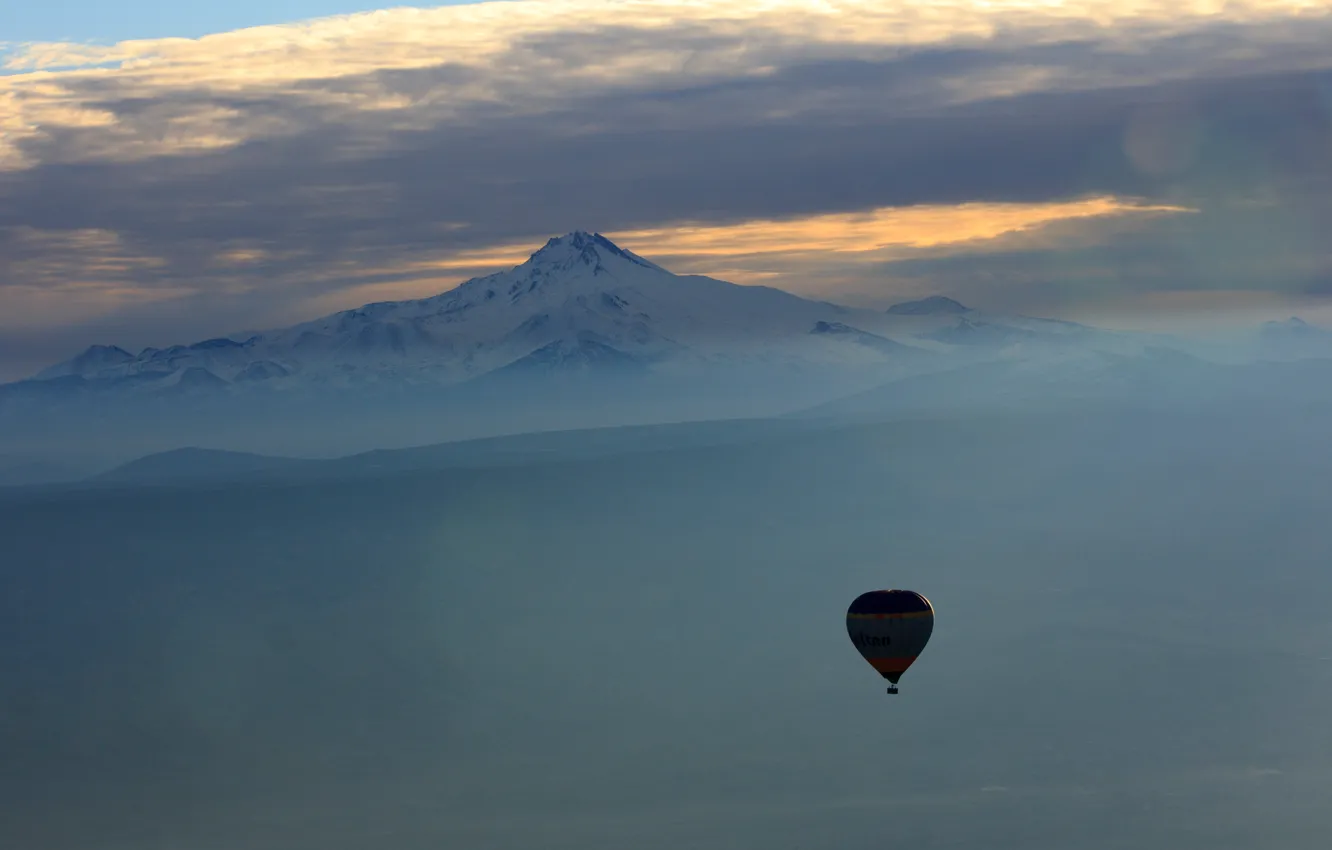 Фото обои небо, облака, полет, воздушный шар, гора