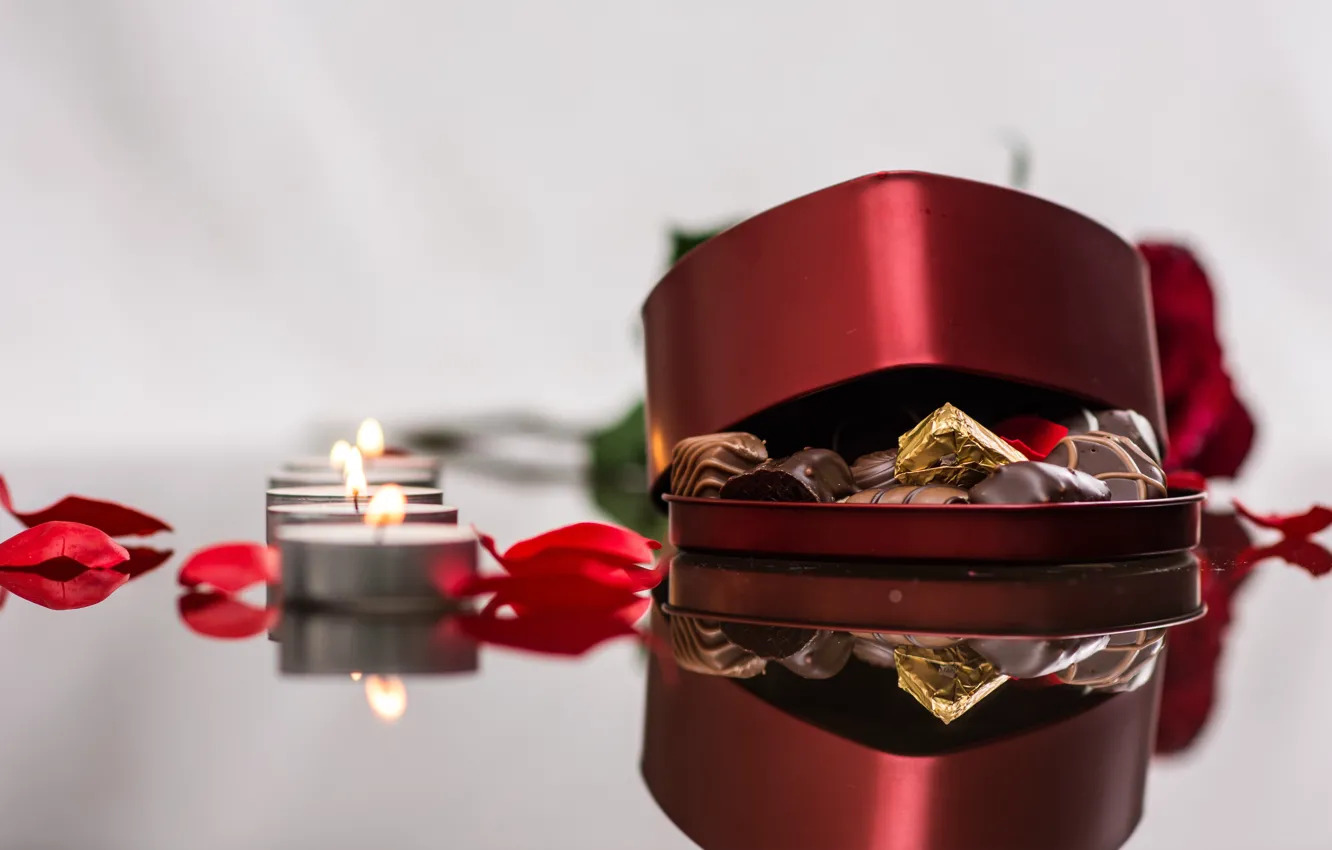 Фото обои праздник, коробка, подарок, розы, букет, лепестки, шоколадные конфеты