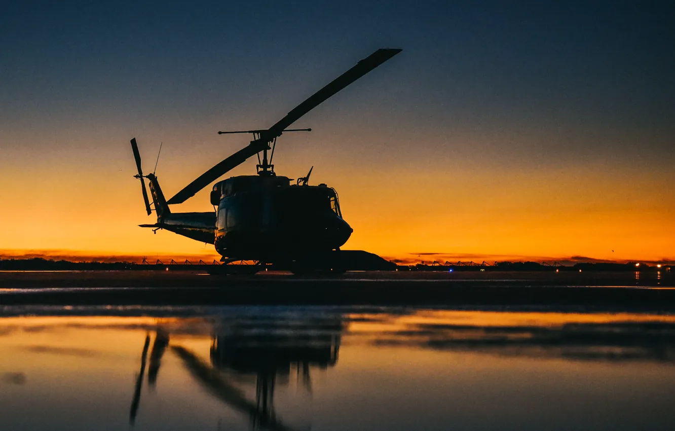 Фото обои Bell Helicopter Textron, американский многоцелевой вертолёт, UH-1N Iroquois, Первая серийная модель Bell 212