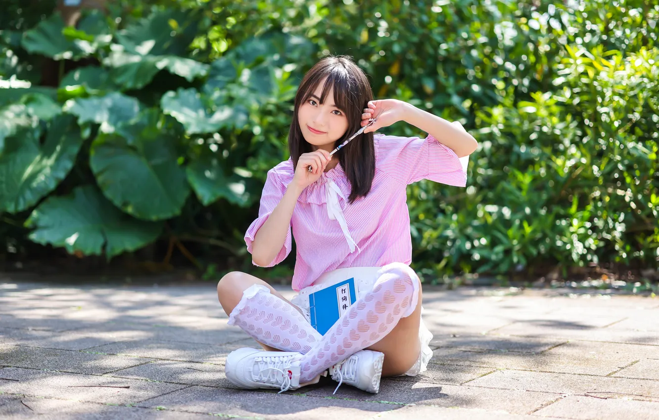 Фото обои девушка, блузка, ножки, азиатка, сидит, гольф