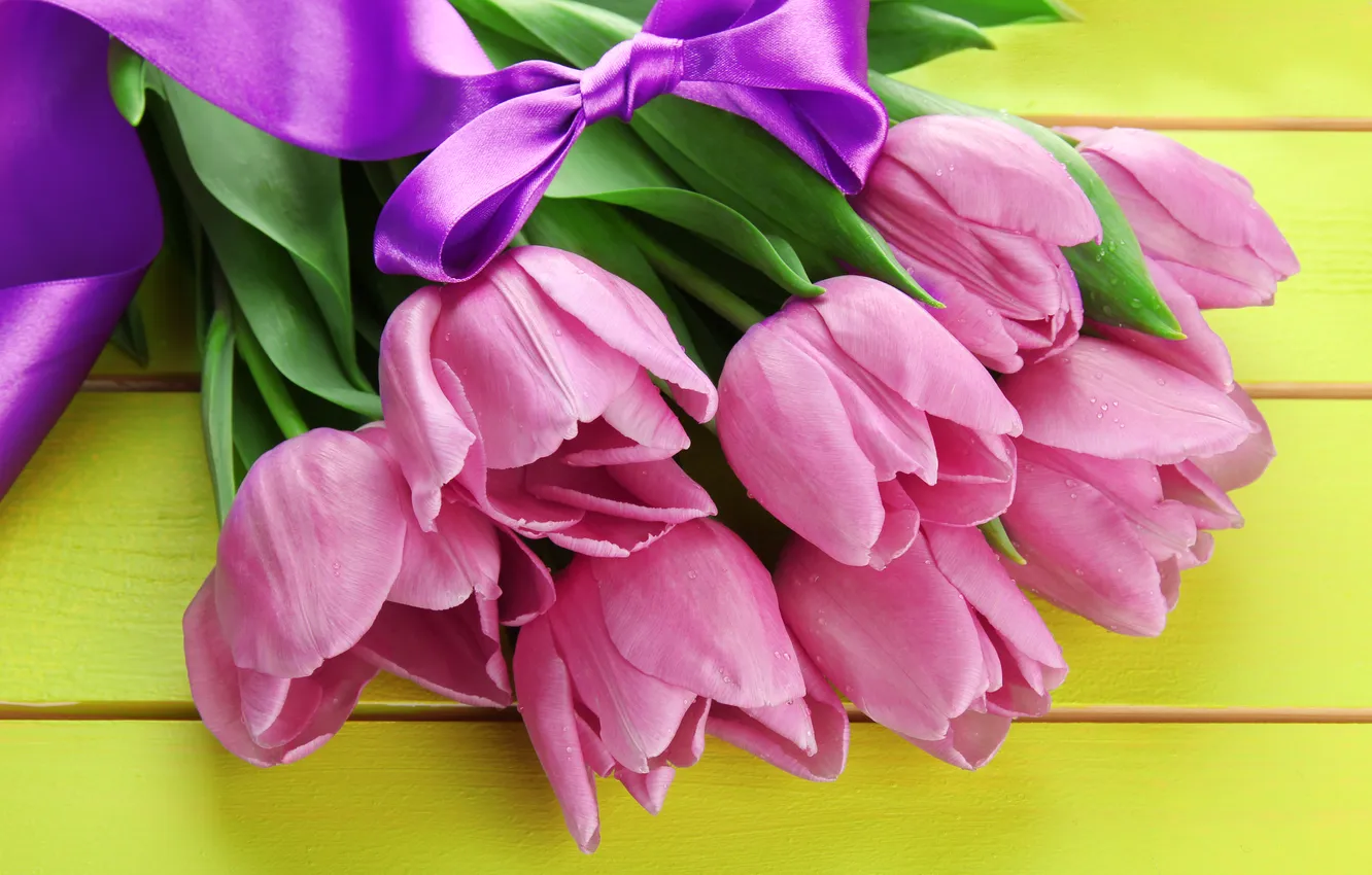 Фото обои цветы, букет, лента, тюльпаны, розовые, wood, pink, flowers