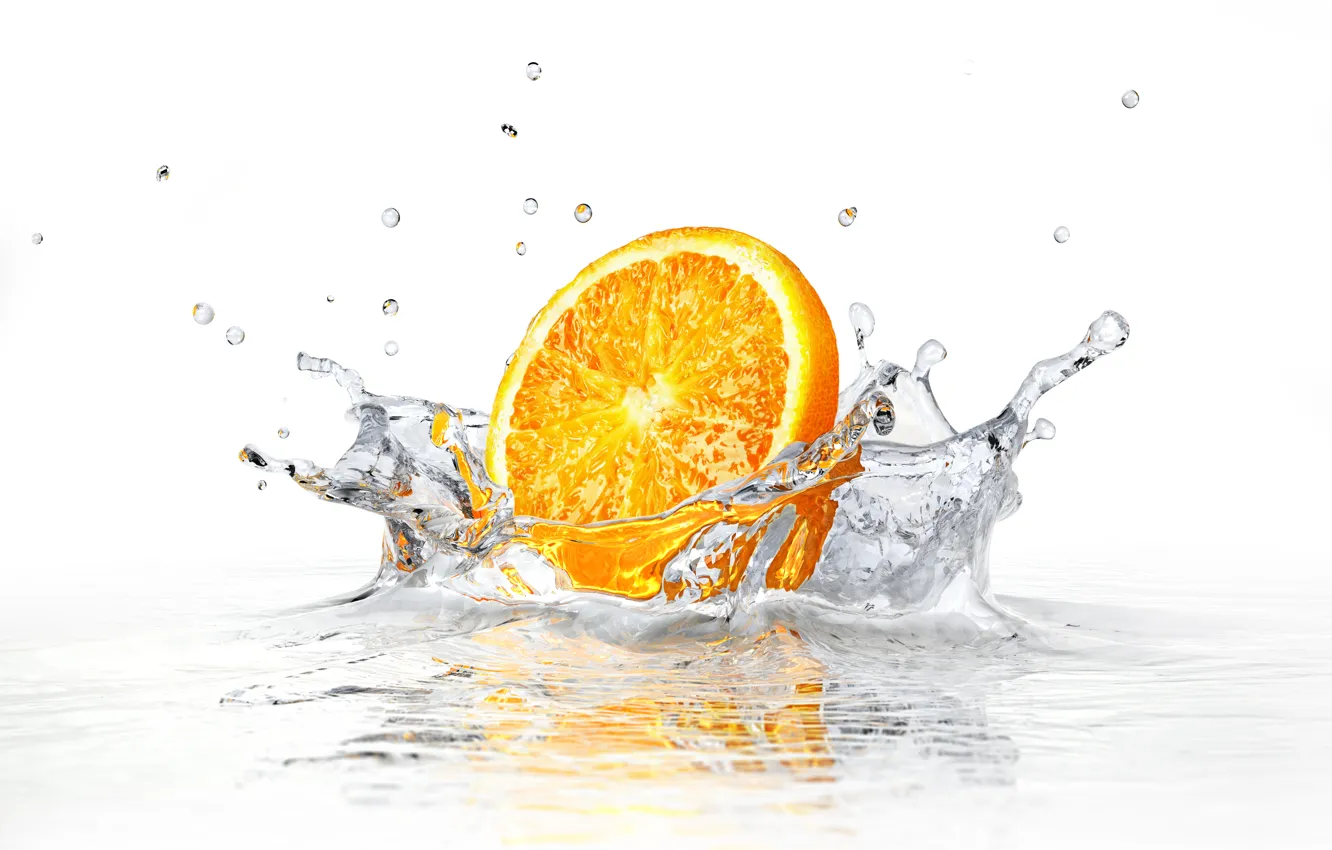 Фото обои вода, брызги, белый фон, water, долька апельсина, white background, sprays, orange slice