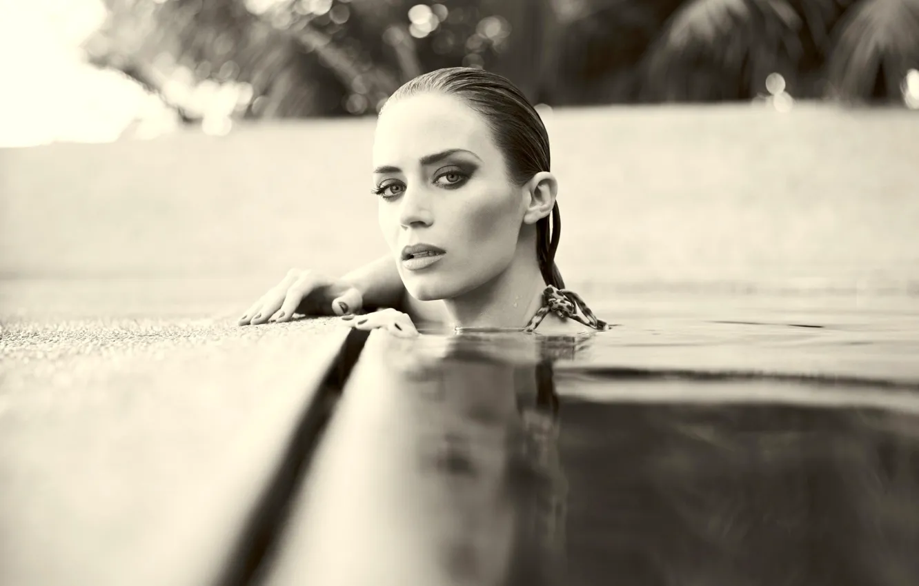 Фото обои взгляд, вода, лицо, поза, бассейн, актриса, water, Эмили Блант