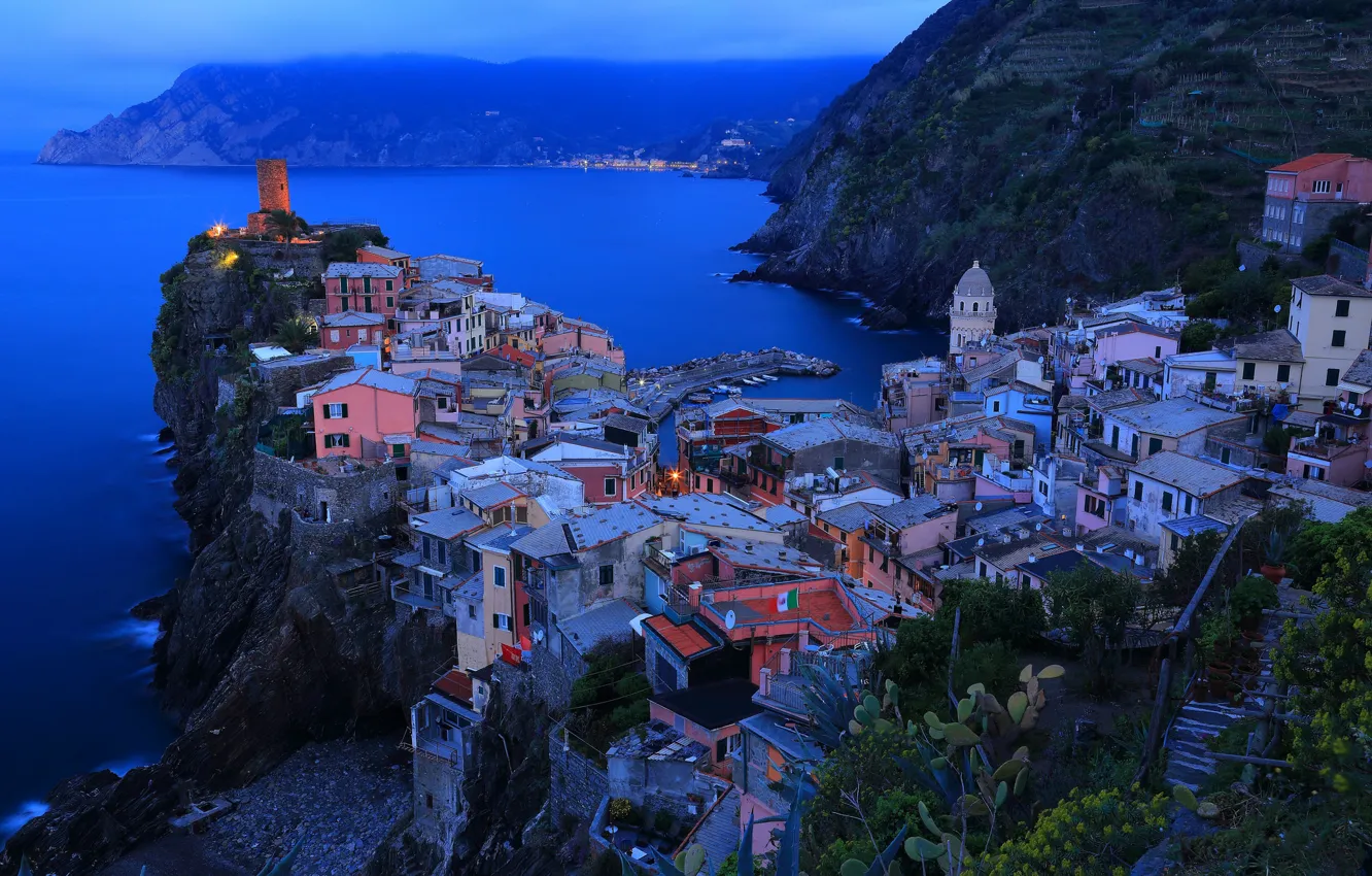 Фото обои море, ночь, город, огни, скалы, дома, Италия