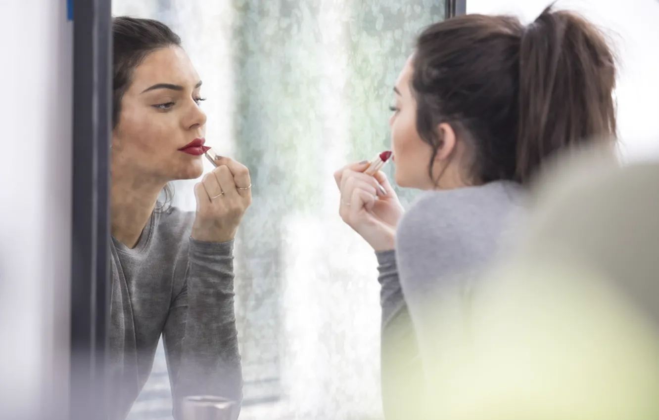 Фото обои отражение, модель, зеркало, брюнетка, губная помада, красится, Kendall Jenner