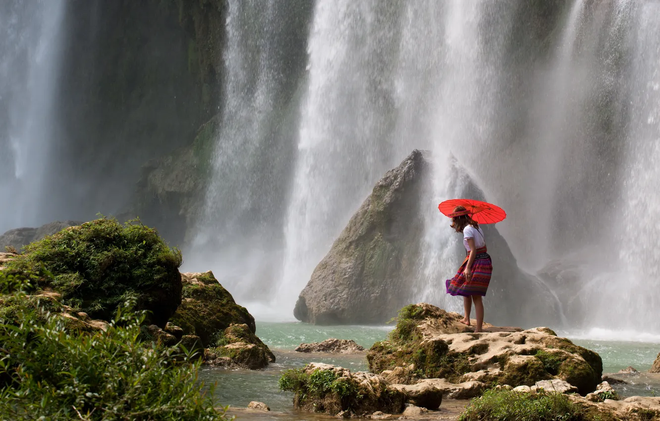 Фото обои девушка, поза, камни, скалы, водопад, юбка, ситуация, поток