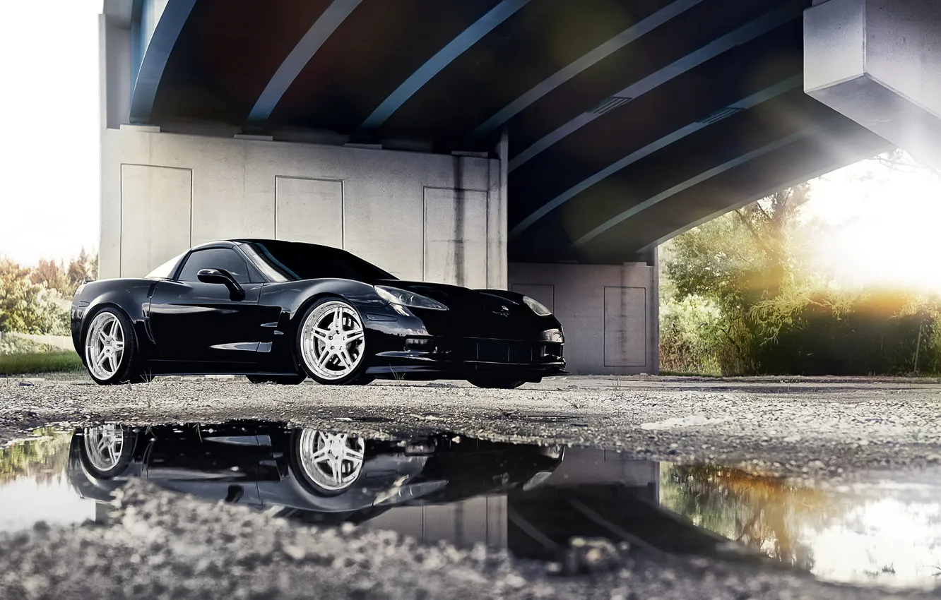 Фото обои отражение, черный, Corvette, лужа, chevrolet, корвет, шевролет