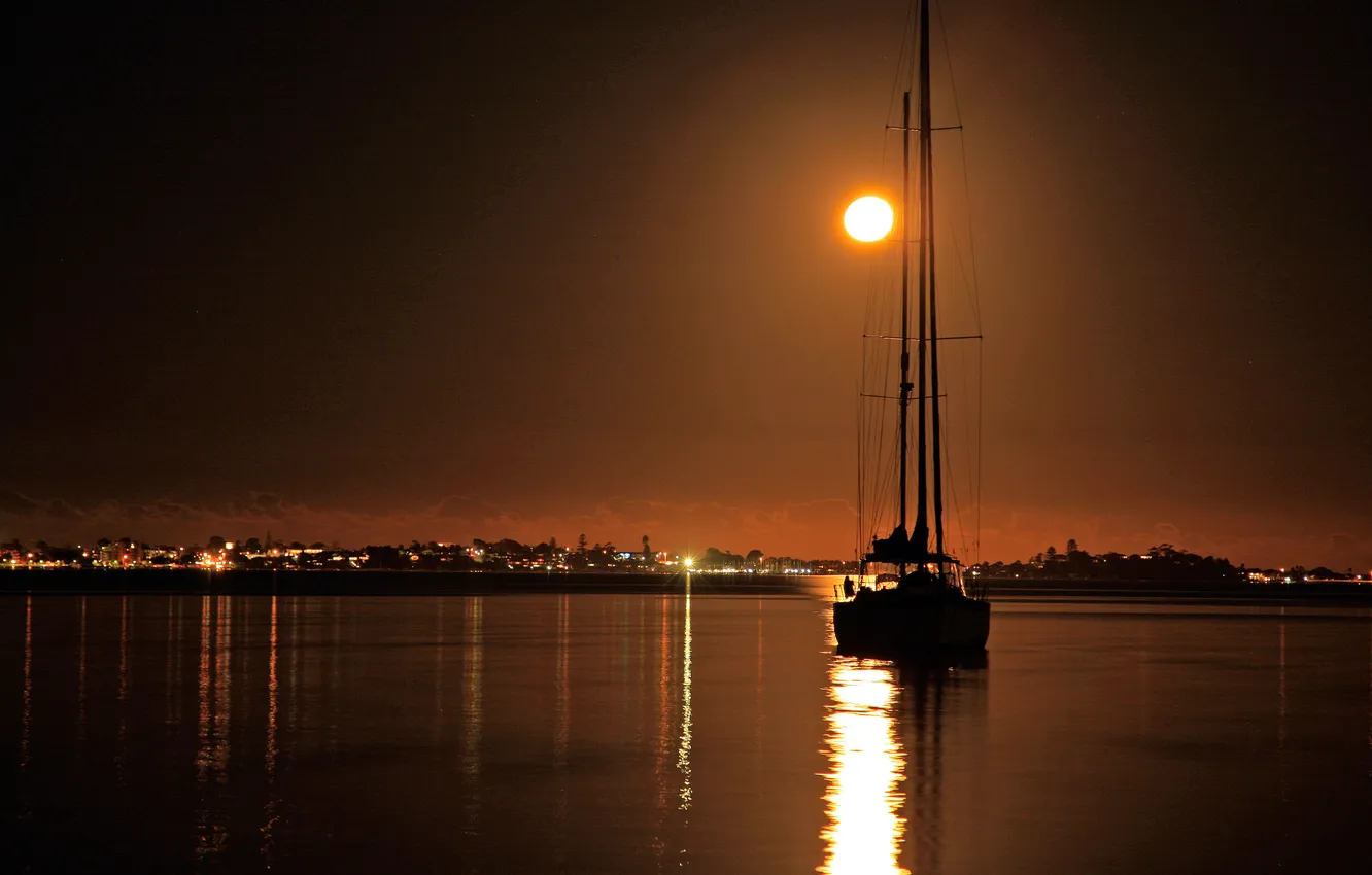 Фото обои небо, ночь, огни, озеро, лодка, яхта, Луна