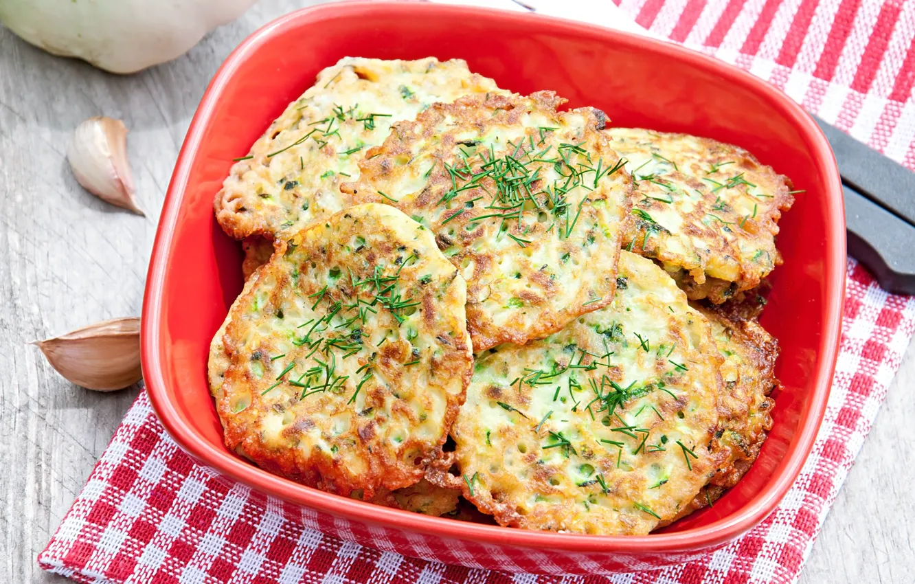 Фото обои укроп, миска, оладьи, кабачковые