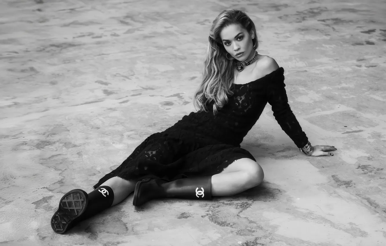 Фото обои девушка, стиль, певица, позирует, сидя, Rita Ora, Рита Ора, 2024