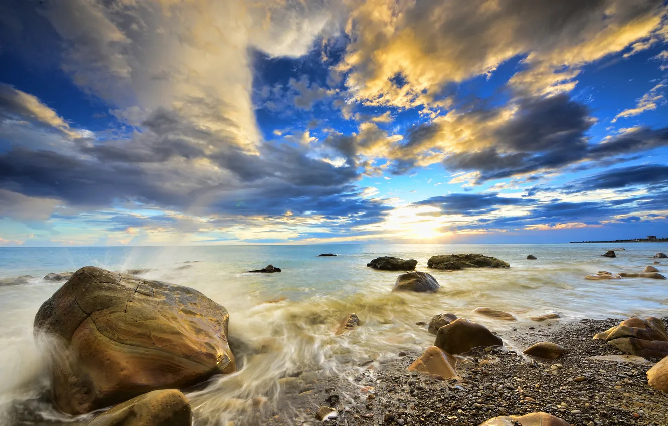 Фото обои море, волны, небо, солнце, облака, брызги, камни, горизонт