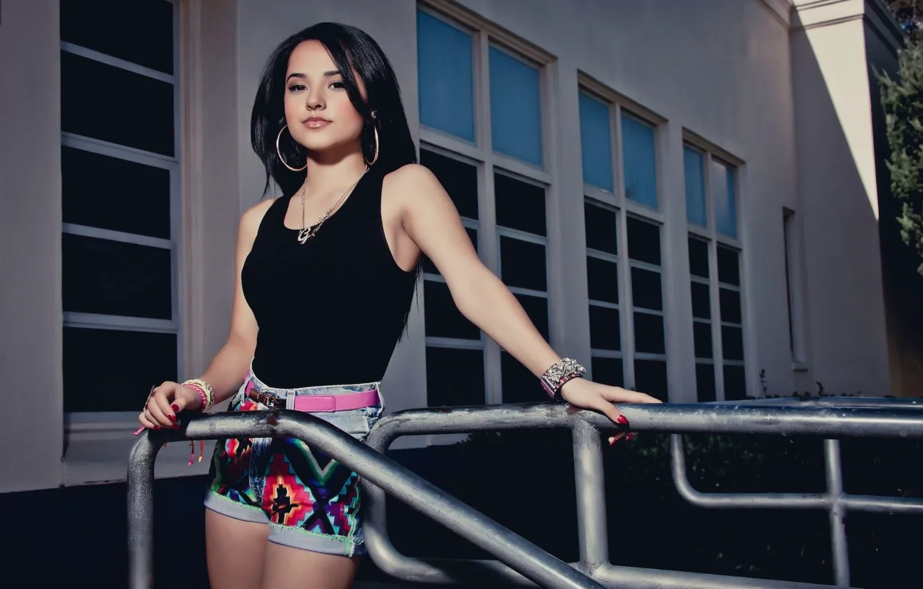 Фото обои перила, певица, Becky G, красивая брюнетка, девушка позирует, Бекки Джи, ферная майка