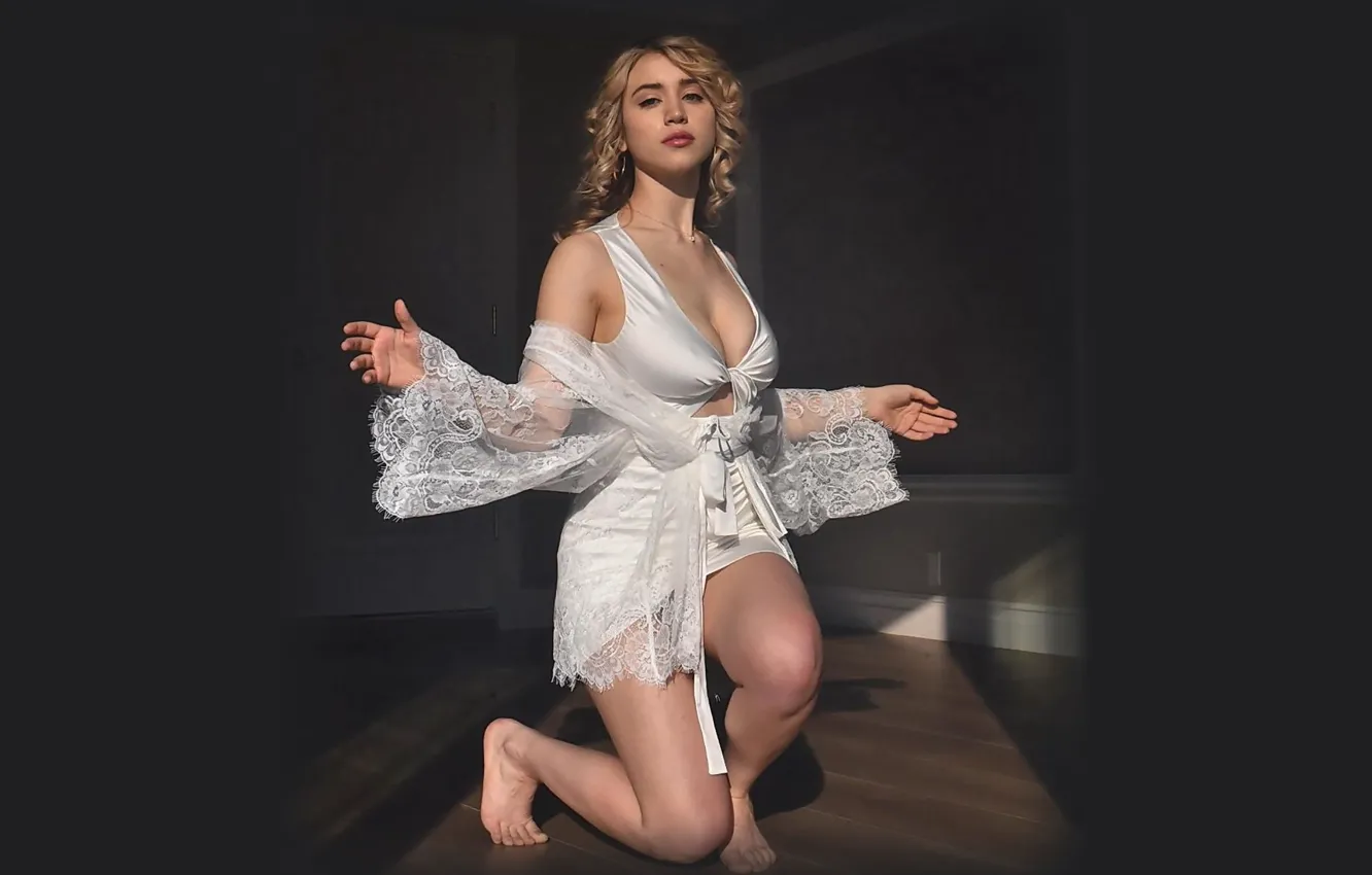 Фото обои поза, комната, актриса, блондинка, в белом, Caylee Cowan, Кэйли Кауэн