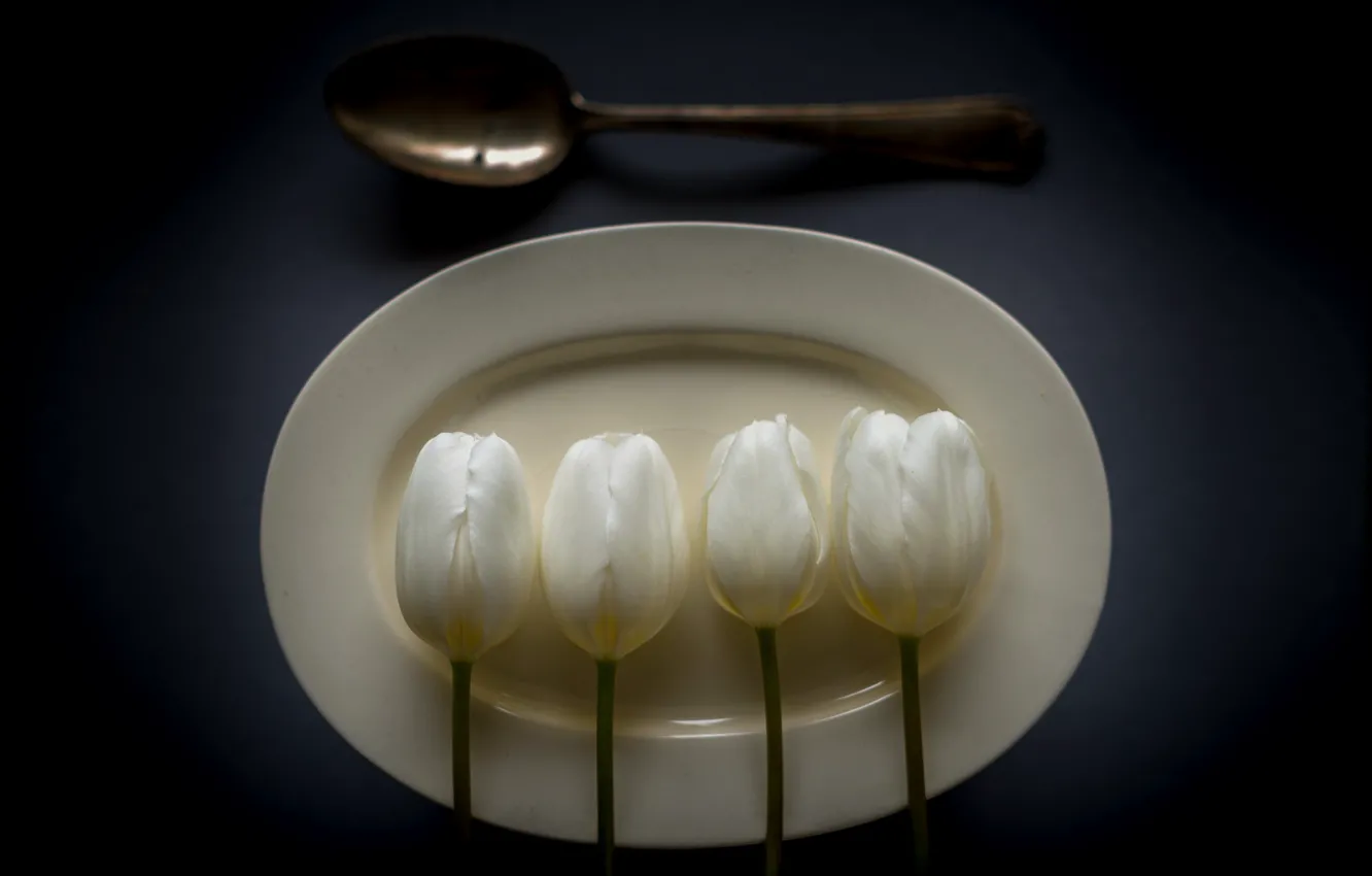 Фото обои тарелка, ложка, тюльпаны
